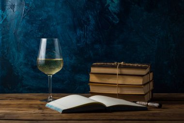 Beyaz şarap, bir hokkabazlık ip tarafından açık bir bağlı kitaplar ile cam