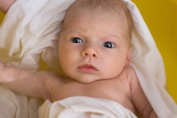 Ein Neugeborenes wird in einer gelben Badewanne gebadet. flach lag. clo — Stockfoto