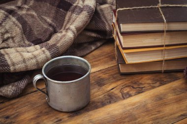 Metal fincan sıcak çay, kahve, sıcak ekose, bir yığın kitap ile bağlı