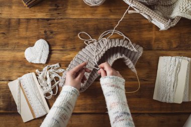 Örgü işlemi. İşyeri üstten görünüm. Güzel kadın eller