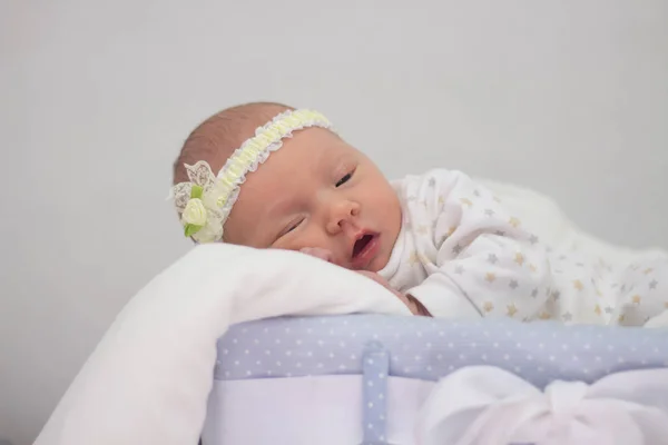 Bonito bebê menina no branco fundo. — Fotografia de Stock