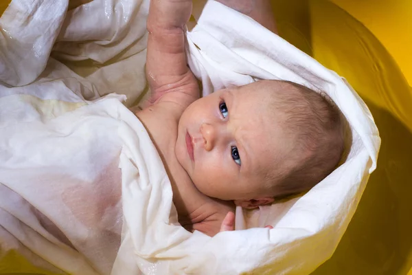Neugeborenes in der weißen Windel im gelben Bad. Ansicht von oben — Stockfoto