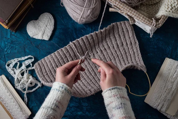 編み物の手のクローズ アップ。編み物のプロセス. — ストック写真