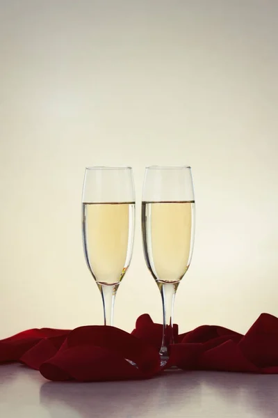 İki kadeh şampanya ve kırmızı kurdele ile — Stok fotoğraf