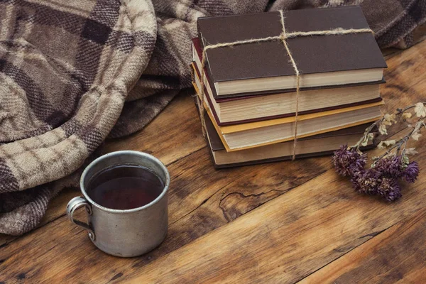 Imagem incrível de uma xícara metálica com chá quente, café, xadrez quente — Fotografia de Stock