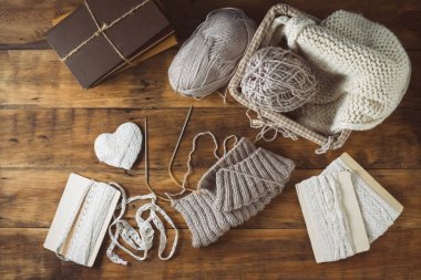 Bir sepet ve örgü iğneleri, beyaz bir knitt hafif gri Knits