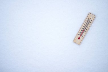 hermometer karda, sıfır sıcaklığını gösterir. Kış. F