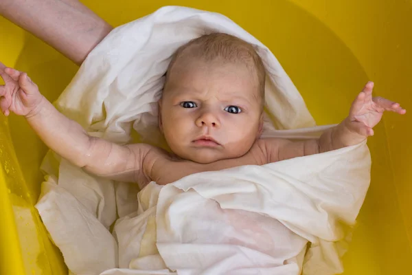 Recién Nacido Sostiene Mamá y Baños en Baño Amarillo, Manos de Rosa Recién Nacidas — Foto de Stock