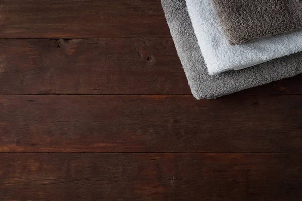 Tiga Towels On A Wooden Background. Tampilan Atas — Stok Foto