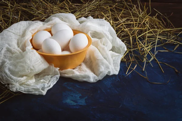 Fehér csirke tojás sárga lemez, főleg egy kék CIG fehér szövet — Stock Fotó