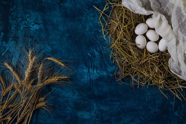 Csirke tojás fészek, búza spikelets és fehér ruhát a b — Stock Fotó