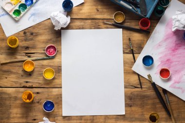 Sanatçının çalışma alanı suluboya boya, guaj, fırçalar ile 