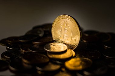 Bitcoin w çevresinde farklı ülkelerden gelen paralar yığını üzerinde