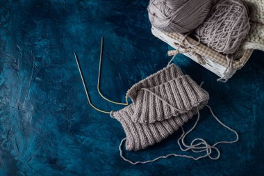 Işık gri örgü sepet ve örgü iğneleri, beyaz kn