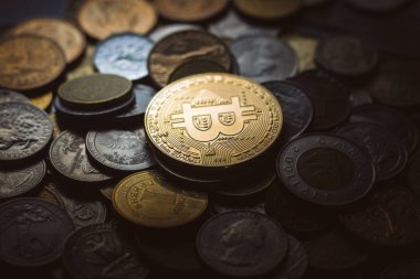 Bitcoin w çevresinde farklı ülkelerden gelen paralar yığını üzerinde