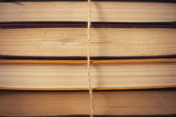 El lado de los libros atado con una cuerda. Se puede utilizar como backgro —  Fotos de Stock