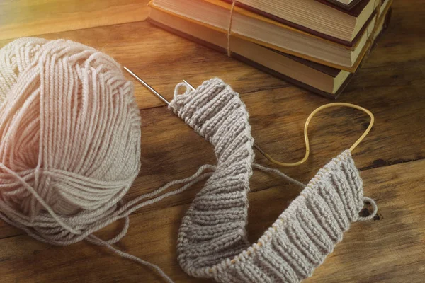 本と糸編物クローズ アップ グレー糸セーターからニット ニット用アクセサリー — ストック写真
