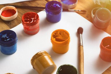 Suluboya boya, guaj, fırçalar ve ahşap üzerine kağıt yaprak