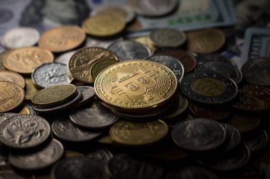 Bitcoin w çevresinde farklı ülkelerden gelen paralar yığını üzerinde