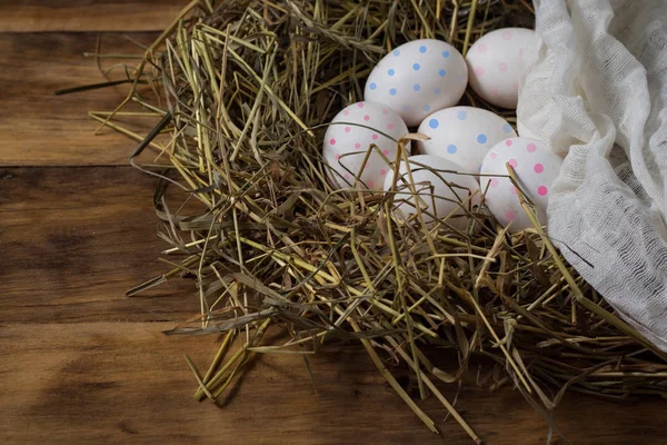 Fehér csirke tojások a fészekben borított fehér szövet — Stock Fotó
