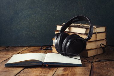 Bir yığın, kulaklık, ahşap b açık günlüğü kitap standı