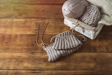 Bir sepet ve örgü iğneleri, beyaz bir knitt hafif gri Knits