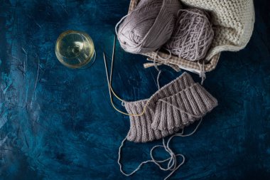 Bir sepet, cam şarap koyu mavi backg tarihinde iş parçacığında kümeleri