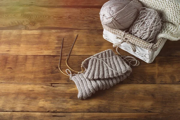 Gris claro Tejidos en una cesta y agujas de punto, un punto blanco — Foto de Stock