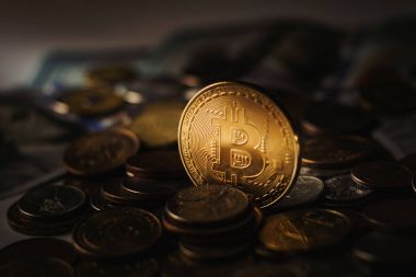 Bitcoin w çevresinde farklı ülkelerden gelen paralar yığını üzerinde