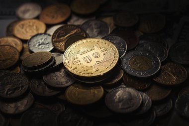 Bitcoin w çevresinde farklı ülkelerden gelen paralar yığını üzerinde