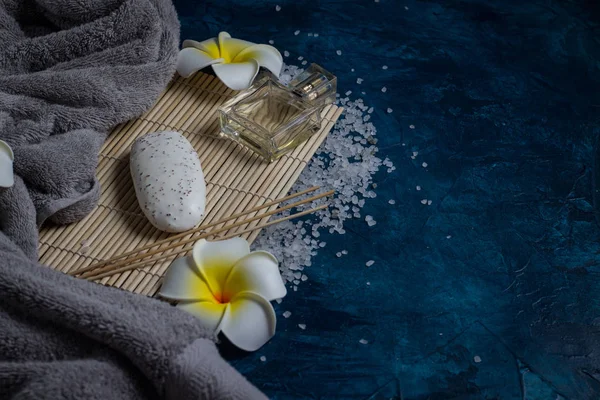 Koncepcja spa. Ręcznik, mydło, hawajskie plumerii, sól morska, bo — Zdjęcie stockowe