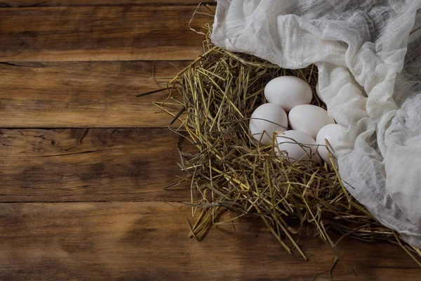 Csirke tojás a fészekbe borított fehér ruhával a fa Ba — Stock Fotó