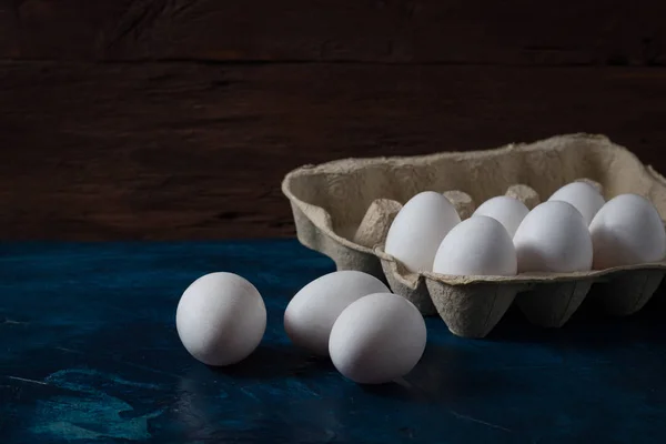 Fehér tojás a fából készült háttér nyitott kartondobozban egy — Stock Fotó