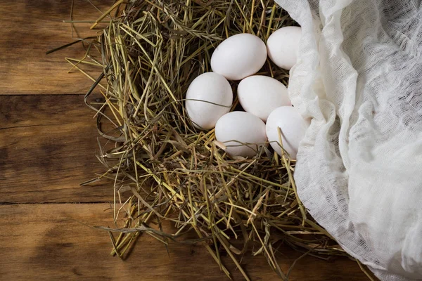 Fehér csirke tojás a fészekbe borított fehér ruhát egy Róbert — Stock Fotó