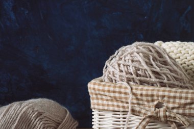 Örgü, iplik, kitaplar mavi bir arka plan üzerine açık gri