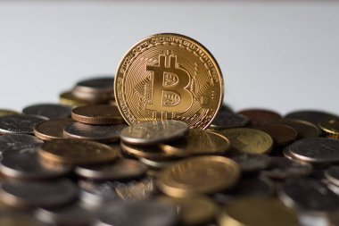 Bitcoin w çevresinde farklı ülkelerden gelen paralar yığını üzerinde