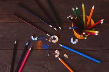 Renkli kalemler içinde A Kupası ve talaşı renkli üzerinden yığını 