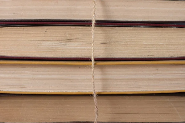 El lado de los libros atado con una cuerda. Se puede utilizar como backgro —  Fotos de Stock
