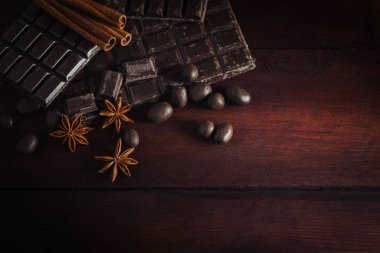 Koyu ahşap arka plan üzerinde çikolata, tarçın, çikolata topları