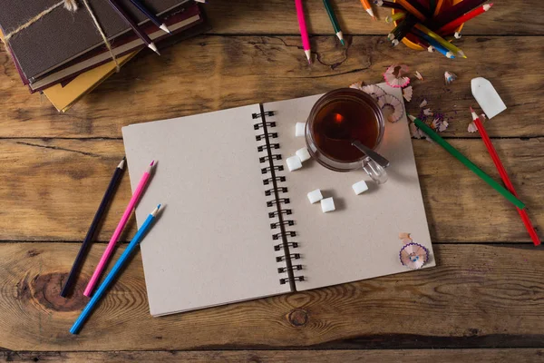 白紙、お茶と古い木製のテーブルの上にカラフルな鉛筆。F — ストック写真