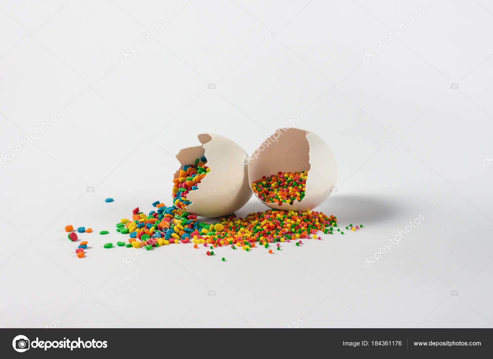 Rotto le uova e Pasqua decorazioni variopinte versare fuori dal guscio su sfondo bianco Concetto di Pasqua — Foto di Sur