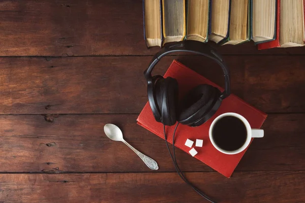 Libros, Auriculares Negros, Cubos de Azúcar y Copa Blanca con Coff Caliente — Foto de Stock