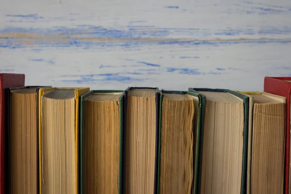 Libros plegados sobre el fondo de madera blanca —  Fotos de Stock