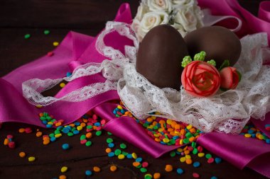 Çikolata yumurta, beyaz dantel teyp, pembe bant, renk tatlılar, Tarih