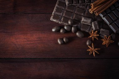 Koyu ahşap arka plan üzerinde çikolata, tarçın, çikolata topları