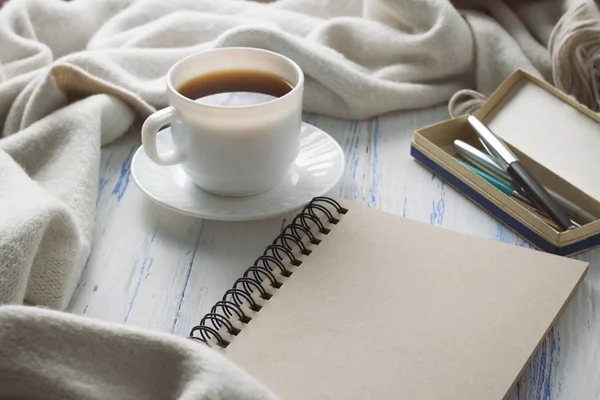Tasse mit Kaffee, Notizblock, Stifte auf dem weißen Holztisch. konzep — Stockfoto