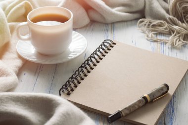 Fincan kahve, Beyaz ahşap masa üstünde not etmek ile. S kavramı