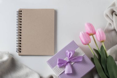 Defter, eşarp, Lale, beyaz arka plan üzerinde hediye kutuları. Bahar 