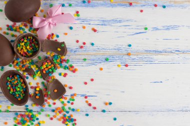 Paskalya çikolata yumurta, Beyaz ahşap b çok renkli tatlılar