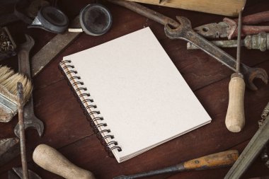 Not Defteri, Vintage eski aracı eski ahşap masa. Babalar günü C